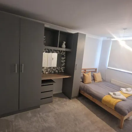 Stylish & Modern 2 Bed House With Free Parking Апартаменти Лідс