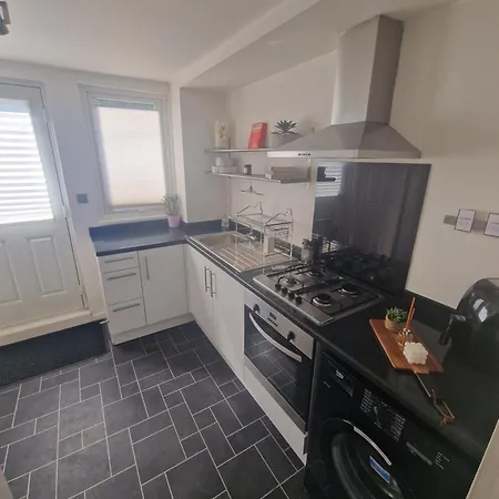 Stylish & Modern 2 Bed House With Free Parking