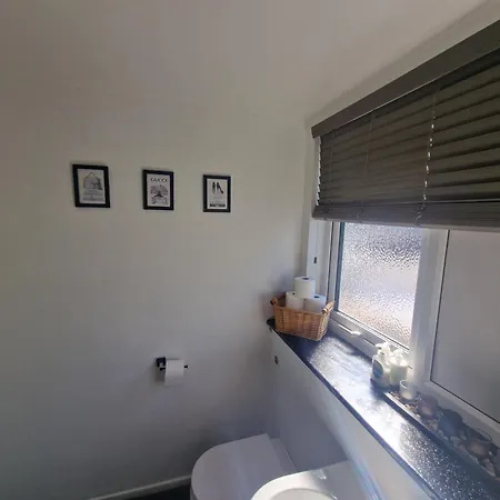 Stylish & Modern 2 Bed House With Free Parking