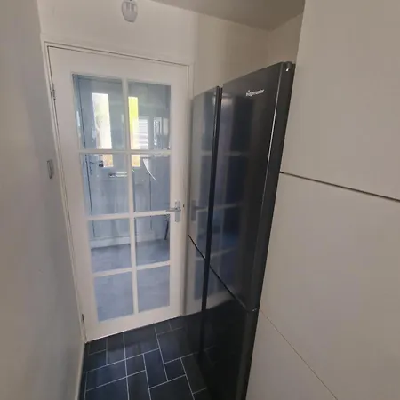 Stylish & Modern 2 Bed House With Free Parking شقة *