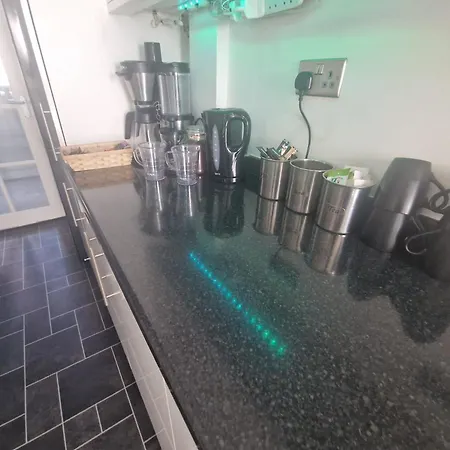 Stylish & Modern 2 Bed House With Free Parking Apartment *