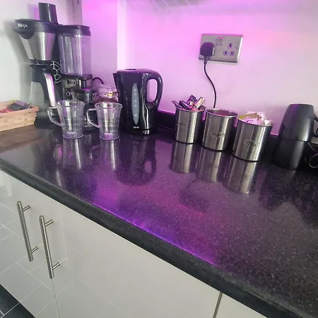 Stylish & Modern 2 Bed House With Free Parking *