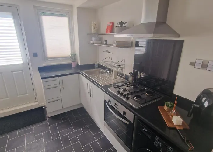 Stylish & Modern 2 Bed House With Free Parking