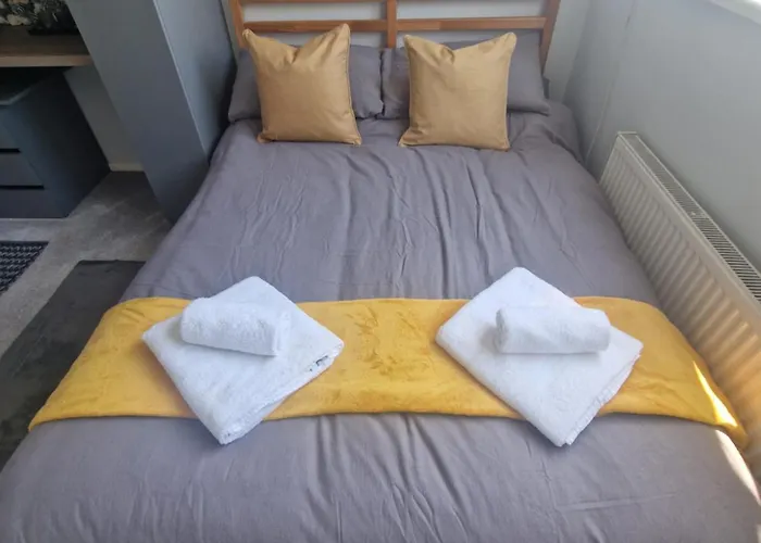 Stylish & Modern 2 Bed House With Free Parking *