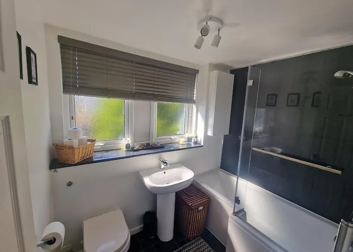 Stylish & Modern 2 Bed House With Free Parking דירה לידס