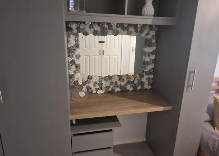 Stylish & Modern 2 Bed House With Free Parking דירה לידס