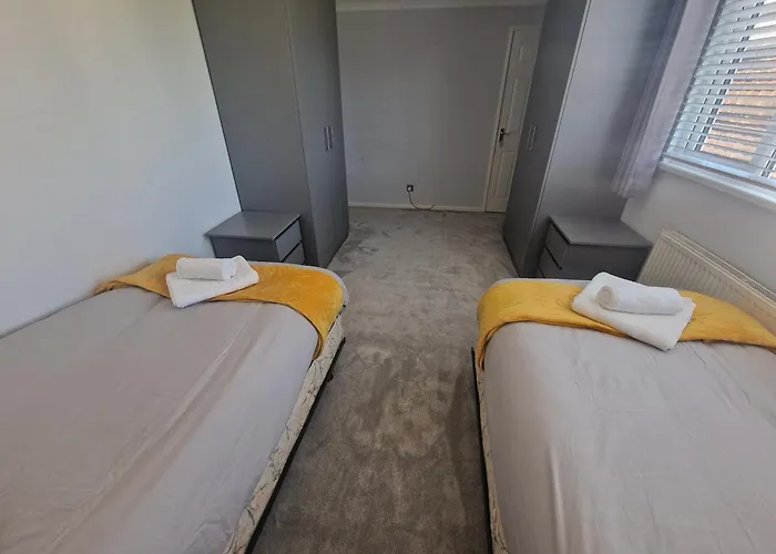 Stylish & Modern 2 Bed House With Free Parking *