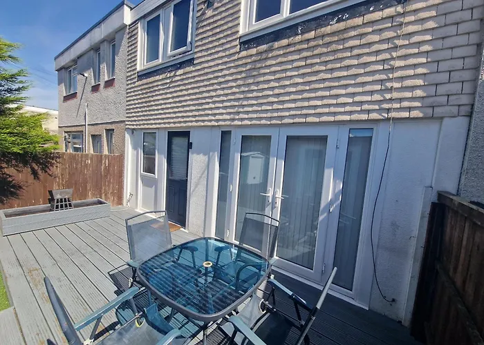 Stylish & Modern 2 Bed House With Free Parking דירה