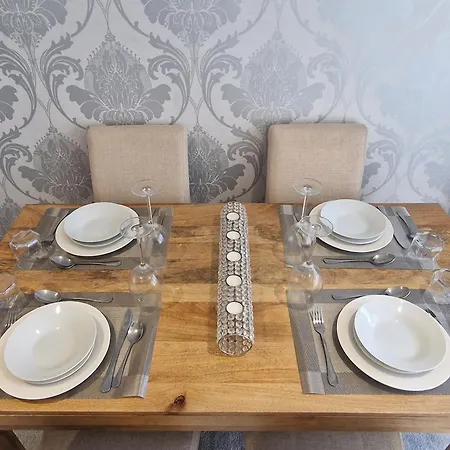 Stylish & Modern 2 Bed House With Free Parking * Λιντς