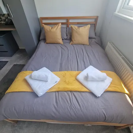 Stylish & Modern 2 Bed House With Free Parking *