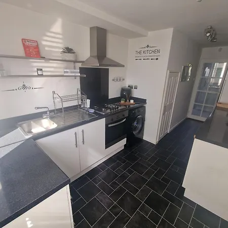 Stylish & Modern 2 Bed House With Free Parking