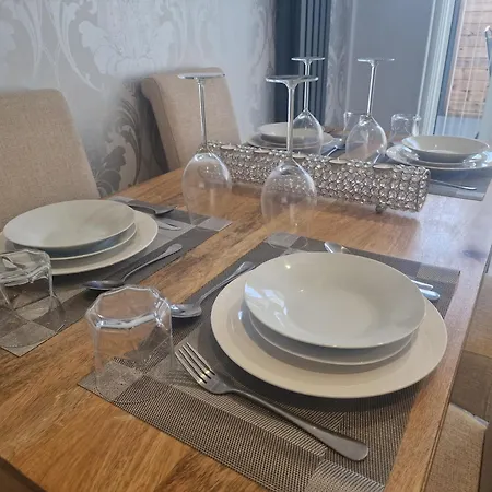 Stylish & Modern 2 Bed House With Free Parking Λιντς