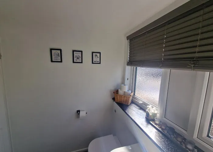 Stylish & Modern 2 Bed House With Free Parking