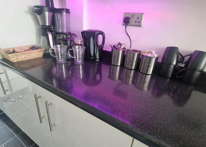 Stylish & Modern 2 Bed House With Free Parking *